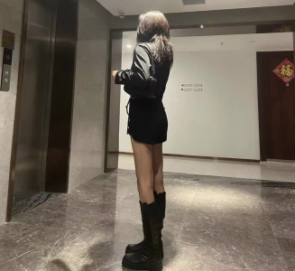 约炮友到传媒公司办公室里偷情