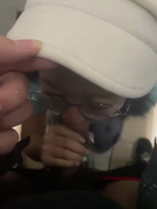 公共厕所应急颜射眼镜娘