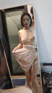 镜子面前的她好美 抚摸着她的胸疯狂后入抽插她